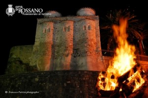 Rossano - Fuochi di San Marco - La chiesa bizantina di San Marco a Rossano illuminata dai falò